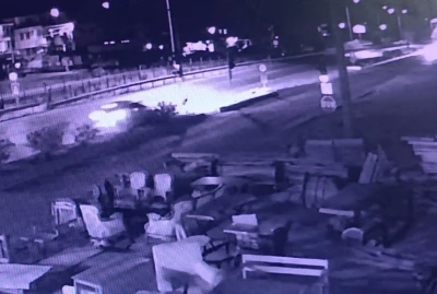 Havalanan otomobil hafif ticari araca çarptı
