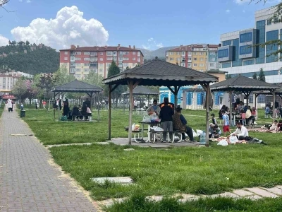 Havaların ısınması ile aileler parklara akın etti
