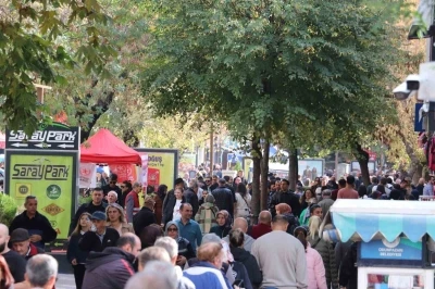 Havanın sıcak oluşunu fırsat bilenler kendini dışarıya attı
