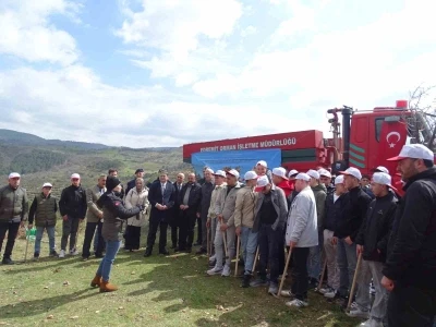 Havran&rsquo;da &ouml;ğrenciler fidanları toprakla buluşturdu
