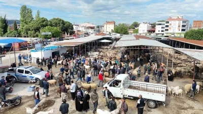 Havran Hayvan Pazarı&rsquo;nda tarihi arefe yoğunluğu
