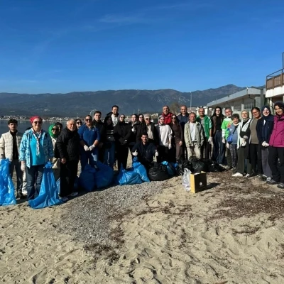 Havran MYO &ouml;ğrencilerinden Ak&ccedil;ay sahilinde &ccedil;evre temizliği
