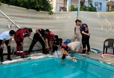 Havuzda kolu sıkışan 4 yaşındaki &ccedil;ocuk kurtarıldı
