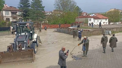 Havza&rsquo;da kuvvetli sağanak etkili oldu, dere taştı

