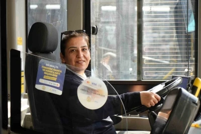 Hayaliydi, başardı: Şehrin ilk kadın otob&uuml;s şof&ouml;r&uuml; oldu
