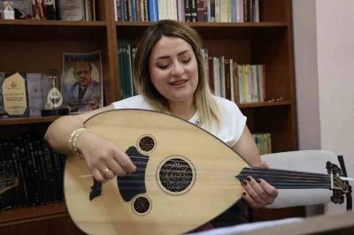 Hayallerinden vazge&ccedil;medi, beyaz &ouml;nl&uuml;ğ&uuml;n&uuml; &ccedil;ıkartıp tekrar okula başladı
