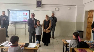 Hayat kurtaran öğretmene İlçe Milli Eğitim Müdüründen tebrik
