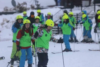Hayatında ilk kez Uludağ&rsquo;a &ccedil;ıktılar: "1000 &Ccedil;ocuk Kayak" projesiyle y&uuml;zlerce &ouml;ğrenci karla buluştu
