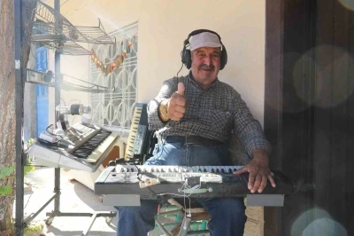 Hayatını adadığı orglarıyla her gün tek kişilik konser veriyor
