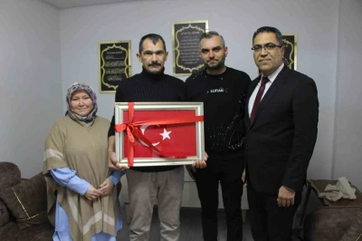 Hayatlar kurtarıp yeni evini depremzede aileye a&ccedil;an maden iş&ccedil;isi: "Felaket olsa yine yardıma koşarım"
