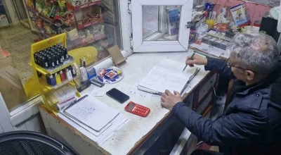 Hayırsever &ccedil;ift, mahalle bakkalındaki 230 bin liralık veresiye borcunu &ouml;deyerek 50 ailenin borcunu sildi
