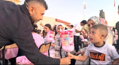 Hayırsever iş insanı Kaya’da 3 bin çocuğa pamuk şekeri ikramı
