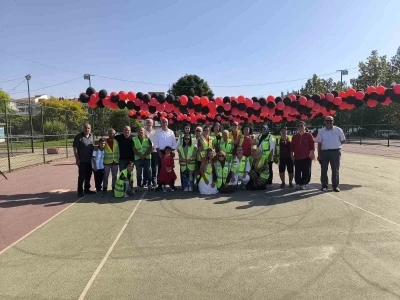 Hayırseverler bin 350 öğrenciye okul eşyaları hediye etti
