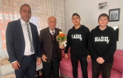 Hayrabolu’da öğrencilerin ziyareti emekli öğretmeni duygulandırdı
