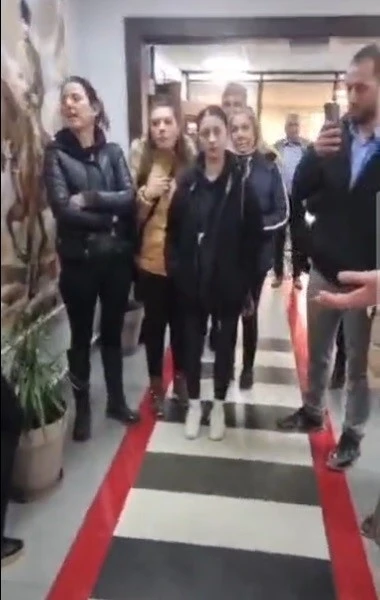 Hayvan barınağındaki şok g&ouml;r&uuml;nt&uuml;ler sonrası hayvanseverler belediyeyi bastı
