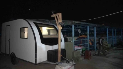 Hayvan pazarında karavan ve &ccedil;adır kamping...
