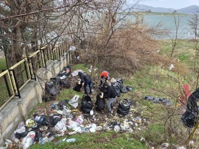Hazar G&ouml;l&uuml; sahilindeki kirliliğe m&uuml;dahale: 10 ton &ccedil;&ouml;p toplandı
