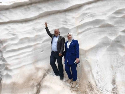 Haziran ayında 4 metreyi aşan karı g&ouml;rmek i&ccedil;in Mereto Dağına tırmanıyorlar
