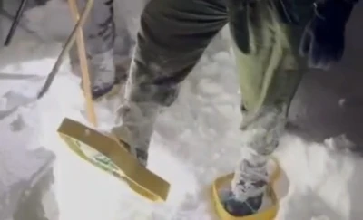 Hedik giyen k&ouml;yl&uuml;lerin karda zorlu m&uuml;cadelesi
