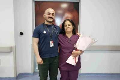 Hekim oğuldan ebe anneye Ebeler Haftası s&uuml;rprizi
