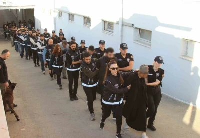 Helikopterlerin gözetiminde &quot;Bayğaralar&quot;çetesi adliyeye sevk edildi
