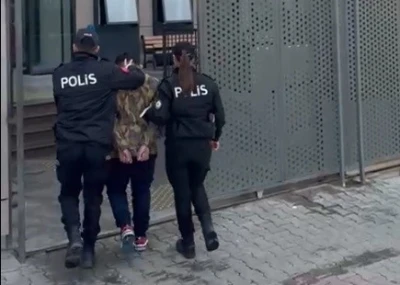 Hem dolandırıcı hem kart faresi: 16 ilden ka&ccedil;tı, Konak&rsquo;ta yakalandı
