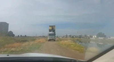 Hem ka&ccedil;ak moloz d&ouml;kt&uuml;, hem ehliyetsiz, hem de polise direndi
