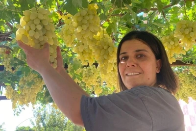 Hem mahallenin muhtarı hem bağın sultanı
