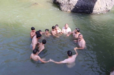 Hem serinliyor hem de eğleniyorlar
