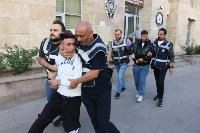 Hem suçlu, hem güçlü:
