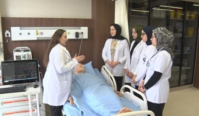 Hemşire adayları, hastaya m&uuml;dahaleyi bilgisayarlı makette &ouml;ğreniyor
