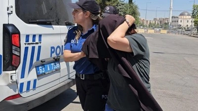 Hemşire kıyafetiyle bebek ka&ccedil;ırmaya &ccedil;alıştı