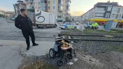 Hemzemin geçitte akülü aracı devrilen engelli vatandaş yaralandı
