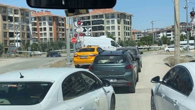 Hemzemin ge&ccedil;itte ara&ccedil;ların tehlikeli ge&ccedil;işleri kameraya yansıdı
