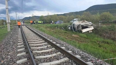 Hemzemin ge&ccedil;itte korkutan kaza: Yolcu treni kamyonete &ccedil;arptı, 4 yaralı
