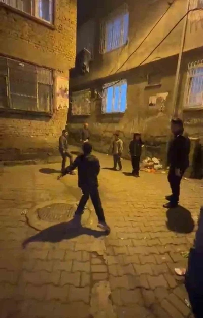 Hendek ve çatışmalarla gündeme gelen Sur’da polis ve çocuklar gece saatlerinde top oynadı
