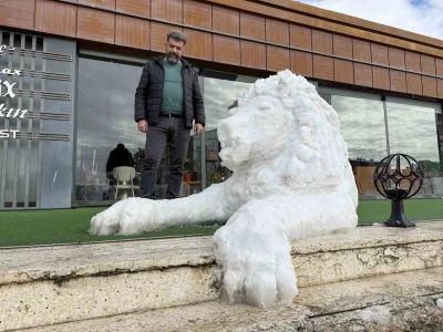 Her detayını 3 saat boyunca kaşıkla tek tek işledi, ortaya kardan aslan &ccedil;ıkardı
