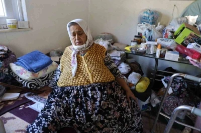 Her ge&ccedil;en g&uuml;n karnı b&uuml;y&uuml;yen &ccedil;aresiz kadın 170 kiloya ulaştı, artık hareket edemiyor
