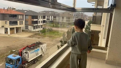 Her g&uuml;n &ccedil;&ouml;p kamyonunu bekleyen minik Arda&rsquo;ya s&uuml;rpriz
