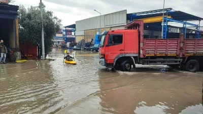 Her yağmurda g&ouml;le d&ouml;nen sokakta kano kullanmayı &ouml;ğrendi
