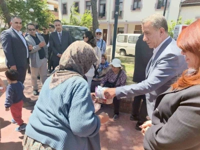 Herkes belediye başkanı olarak,işportacı teyze ise  m&uuml;şteri olarak g&ouml;rd&uuml;
