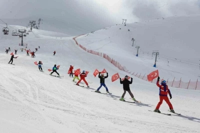Hesarek Kayak Merkezi&rsquo;nde ziyaret&ccedil;i yoğunluğu

