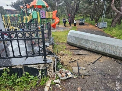 Heybeliada&rsquo;nın simgesi dev bayrak direği şiddetli r&uuml;zgarda devrildi
