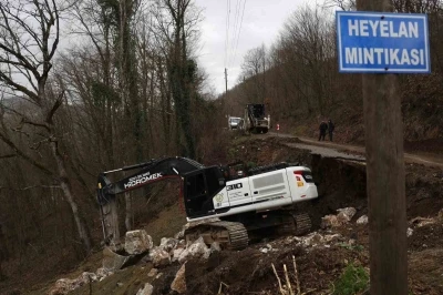 Heyelan b&ouml;lgesinde &ccedil;alışmalar s&uuml;r&uuml;yor
