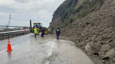 Heyelan kara yolunu kapattı, otomobilde maddi hasar meydana geldi
