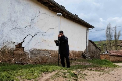 Heyelan k&ouml;y&uuml; tehdit ediyor, vatandaş tedirgin: "Durum &ccedil;ok ciddi"
