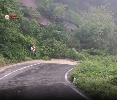 Heyelan nedeniyle ulaşıma kapanan Cide-Doğanyurt yolu ulaşıma a&ccedil;ıldı
