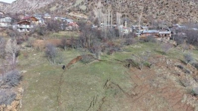 Heyelan sonrası k&ouml;y halkı tedirgin: Tahliye g&uuml;ndemde!