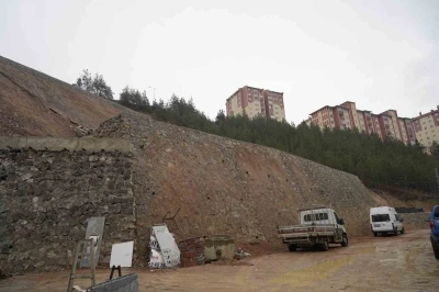 Heyelan sonrası yapılan istinat duvarlarında çatlaklar oluştu
