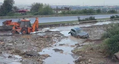 Heyelanın kapattığı otoyolda araçlar mahsur kaldı
